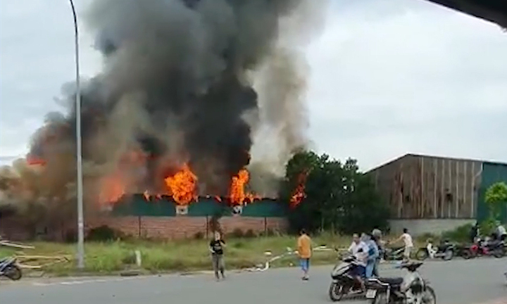Video: Cháy lớn tại khu công nghiệp làng nghề ở Hà Tĩnh