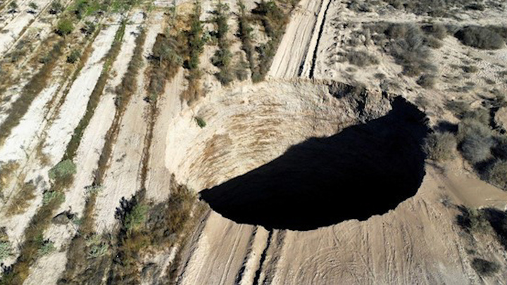 Video: 'Hố tử thần' đường kính 25m xuất hiện ở Chile