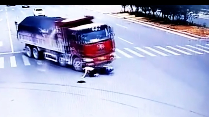 Video: Nam thanh niên 2 lần thoát chết trong vài giây