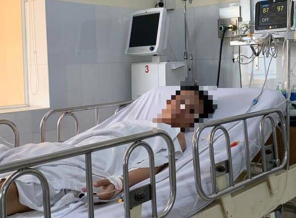 8 sinh viên uống rượu không rõ nguồn gốc, 2 người tử vong, 6 người nhập viện