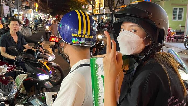 Hoa hậu Thùy Tiên giản dị đi xe máy trao tặng quà cho bà con khó khăn