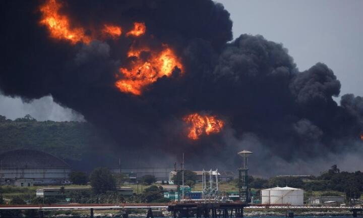 Cuba huy động mọi nguồn lực để ngăn cháy lan rộng ở khu bể chứa dầu