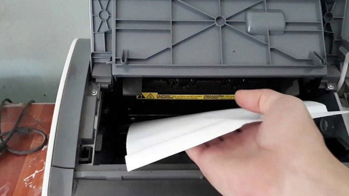 Video: Máy in có thể xóa chữ trên giấy cũ