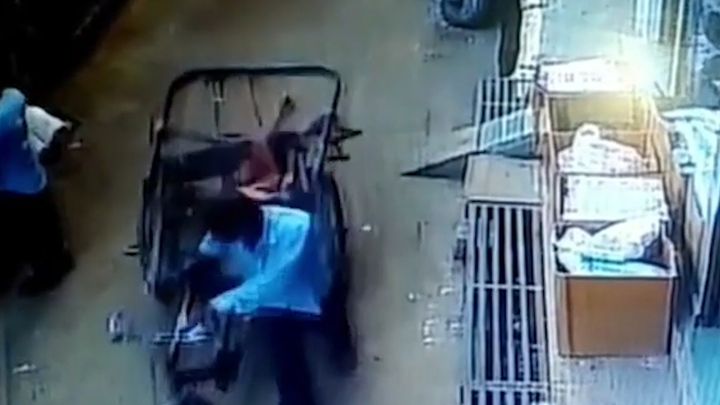 Video: Ngã khỏi ban công tầng 2, bé trai rơi vào xe kéo