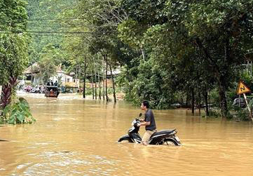 Yên Bái: Ngập úng cục bộ trên quốc lộ 37 gây ách tắc giao thông