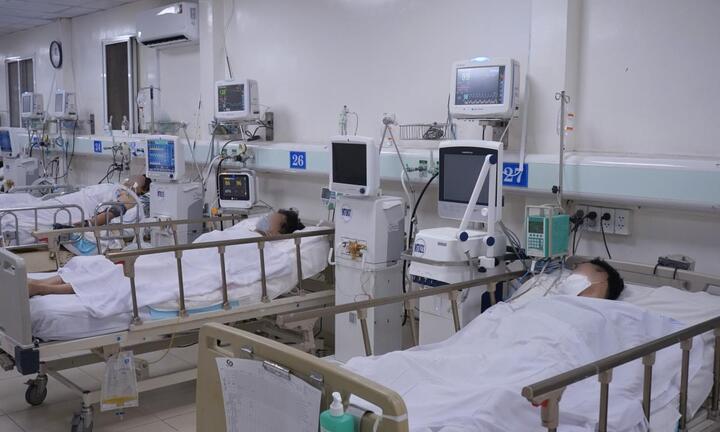 Thêm 5 người tại TP.HCM phải cấp cứu vì uống rượu pha cồn