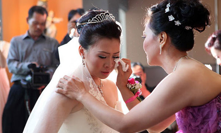 Bị ép cưới và không hạnh phúc, con gái kiện mẹ đẻ ra tòa