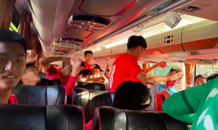 Video: U16 Việt Nam ăn mừng khi lách qua khe cửa hẹp vào bán kết U16 Đông Nam Á