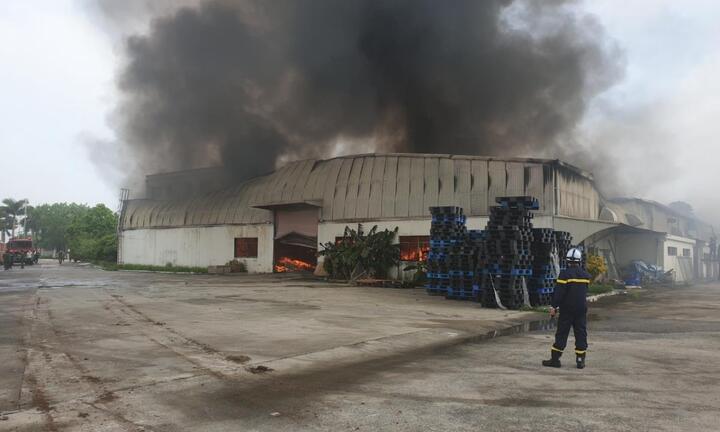 Hà Nội: Hiện trường vụ cháy nhà xưởng tại khu công nghiệp Quang Minh