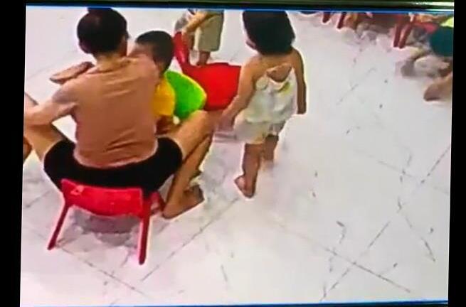 Rút giấy phép cơ sở mầm non có cô giáo hất cùi chỏ vào mặt bé trai