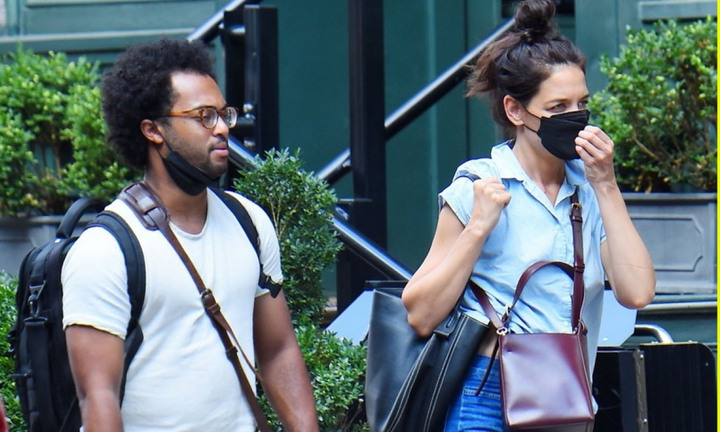 Katie Holmes 'tay xách nách mang' cùng tình mới ra phố