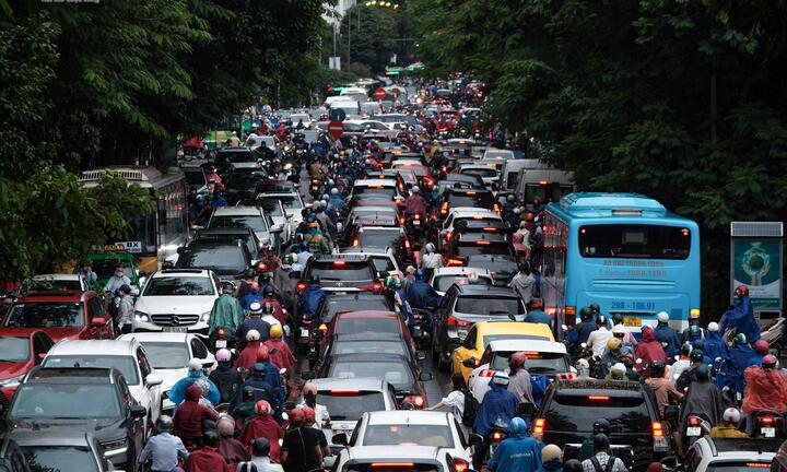 Đường phố Hà Nội 'không lối thoát', người dân chật vật về nhà sau cơn mưa tầm tã