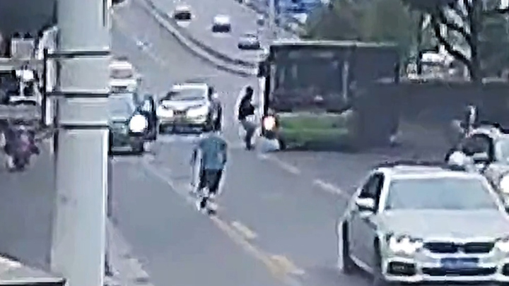 Video: Xe buýt trôi tự do trên đường phố ở Trung Quốc