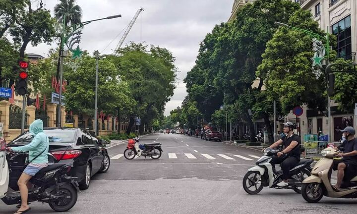 Điều tra nghi án người phụ nữ bị bạn trai dùng dao đâm chết trên phố ở Hà Nội