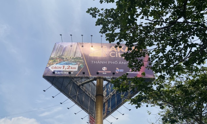 Được giao tuyên truyền giao thông, doanh nghiệp lại treo quảng cáo thương mại