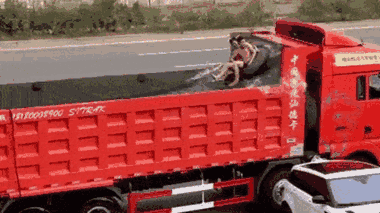 Video: Hai thanh niên lướt sóng trong thùng xe tải ở Trung Quốc