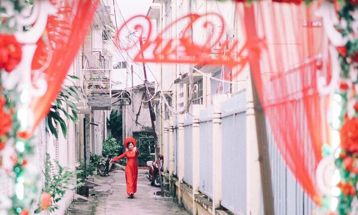 Đám cưới mùa nước nổi ở miền Tây: Cô dâu chú rể chân trần lội nước