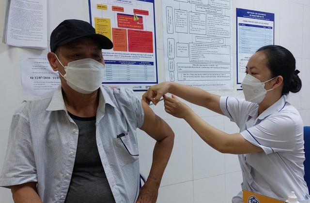 Người Hà Nội đổ xô đi tiêm, vaccine cúm A khan hiếm