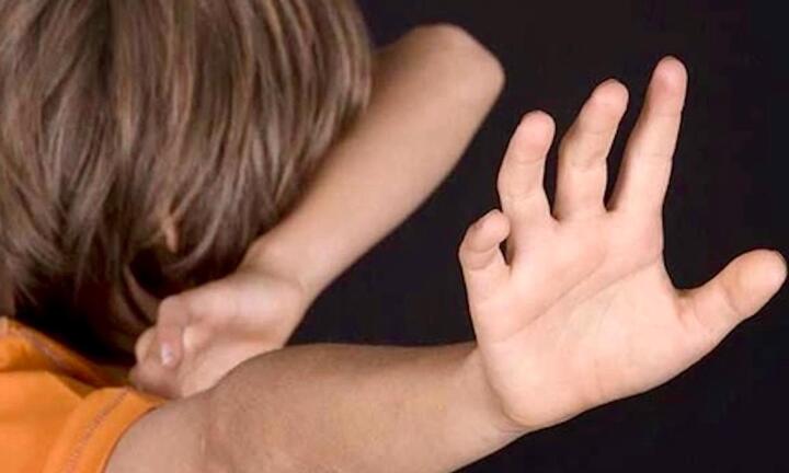 Ở với bảo mẫu, bé 3 tuổi tử vong, trên người đầy thương tích