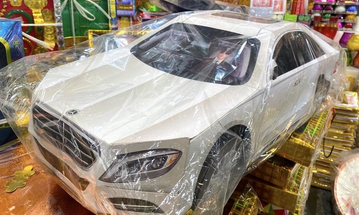 Người mua thờ ơ, ‘siêu xe', 'biệt thự’ vắng bóng dịp Rằm tháng 7