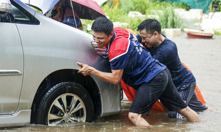 Ô tô ngập nước nằm la liệt trong khu chung cư Hà Nội, chủ xe hì hục giải cứu