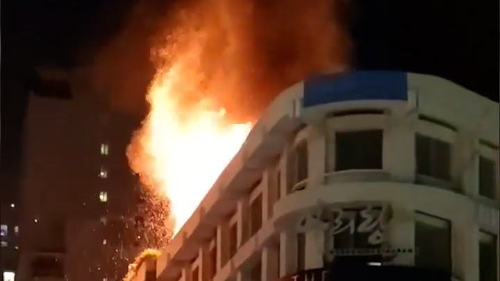 Video: Cận cảnh đám cháy trên tòa nhà 5 tầng ở phố đi bộ Nguyễn Huệ