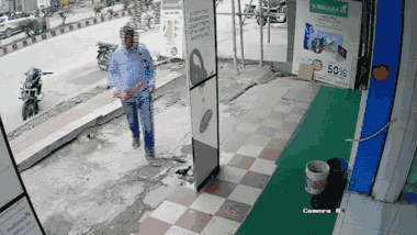 Video: Mặt đất sụp xuống, người đàn ông thoát chết trong gang tấc