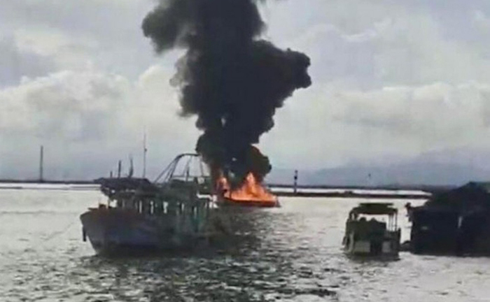 Xuồng chở dầu cháy rụi trên vùng biển Móng Cái, Quảng Ninh