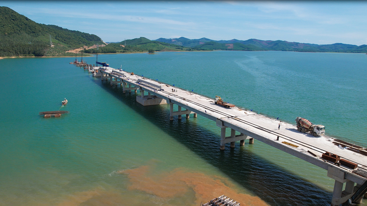 Vinaconex tăng tốc thi công cầu vượt hồ Yên Mỹ