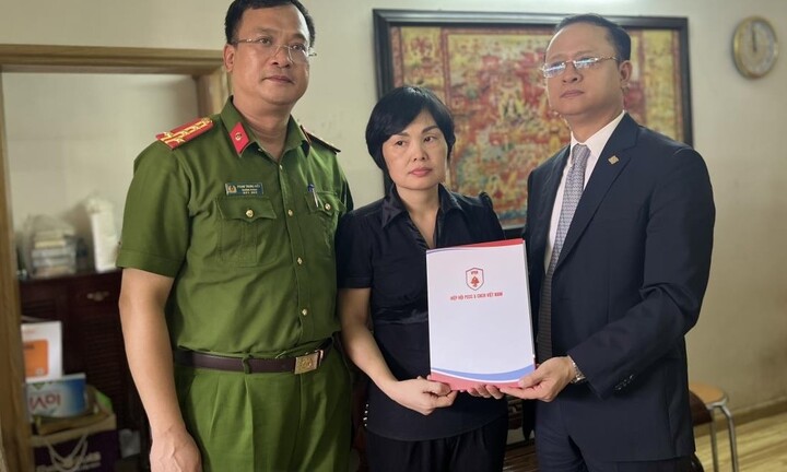 Trao tặng sổ tiết kiệm cho gia đình 3 liệt sĩ Cảnh sát PCCC ở Hà Nội