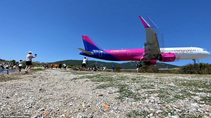 Video: Máy bay hạ cánh sát đầu du khách 