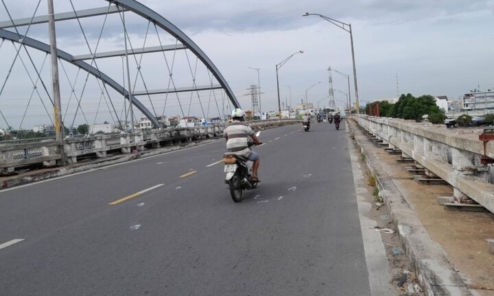 Long An: Xe máy tông trực diện đại úy công an đang bảo vệ hiện trường tai nạn