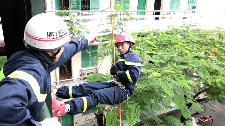 Video: Sinh viên Cảnh sát PCCC đu dây, trèo tường học cứu hộ, cứu nạn