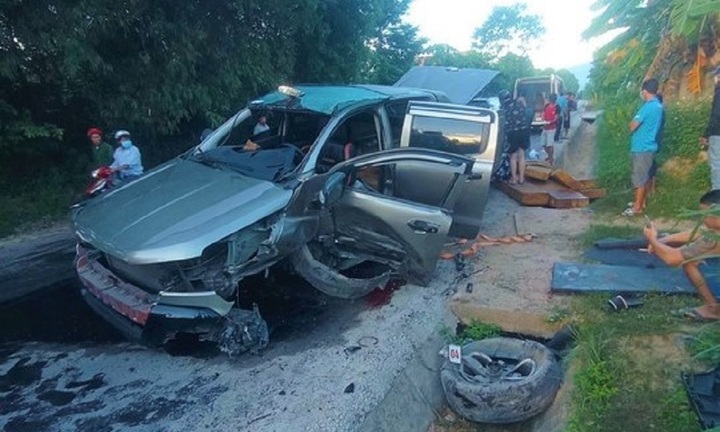 Chở gỗ lậu tự gây tai nạn, anh chết em bị thương