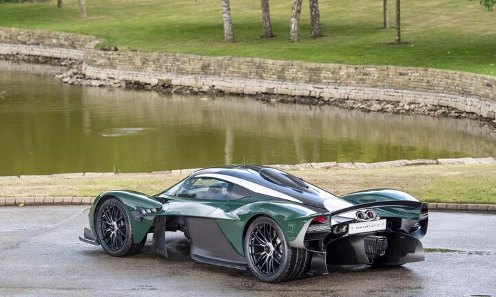 Aston Martin Valkyrie mới lăn bánh 121 km được rao bán