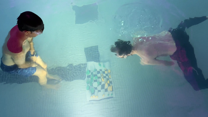 Video: Kỳ lạ cuộc thi đánh cờ vua dưới nước