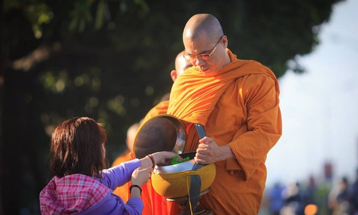 Khất thực thì không cười nói, xoa đầu người khác, nhận tiền