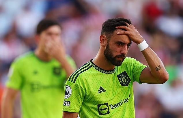 Neville: 'Man Utd thành mồ chôn của các cầu thủ'