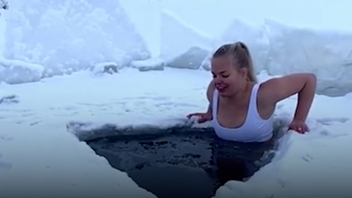 Video: Cô gái tắm ở hố băng ngoài trời mỗi ngày