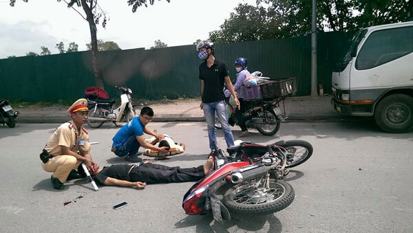 Đại úy công an ở Long An bị xe máy tông khi đang bảo vệ hiện trường đã qua đời