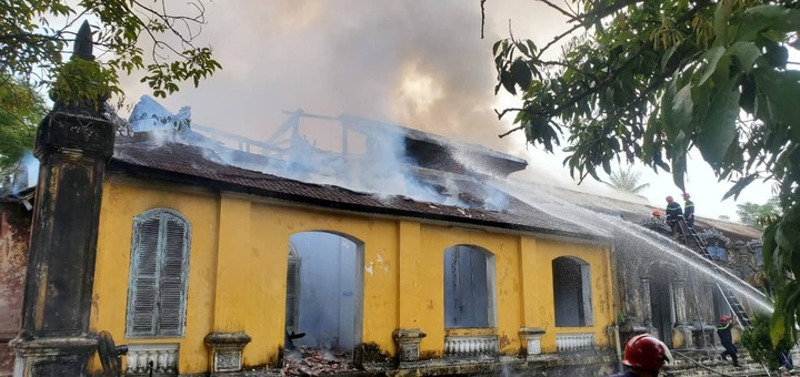 Nhà cổ trong Bảo tàng Lịch sử Thừa Thiên - Huế bốc cháy dữ dội