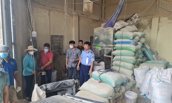 Phát hiện hàng chục tấn cám mỳ trộn bột đá tại Hải Dương