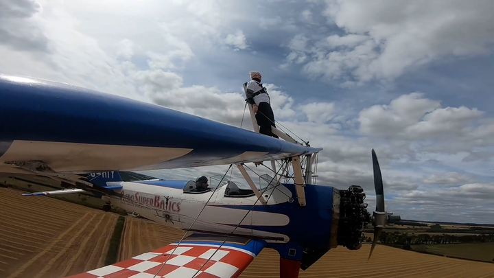 Video: Cụ bà 93 tuổi 'đi dạo' trên không bằng cách độc lạ