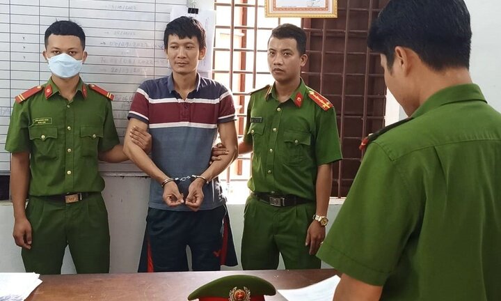 Bắt tạm giam kẻ cầm cuốc xông vào cướp tiệm vàng ở Quảng Nam