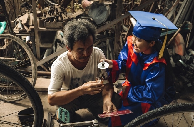 Bộ ảnh kỷ yếu chụp cùng bố sửa xe, mẹ bán hàng bỗng 'sốt' trở lại 