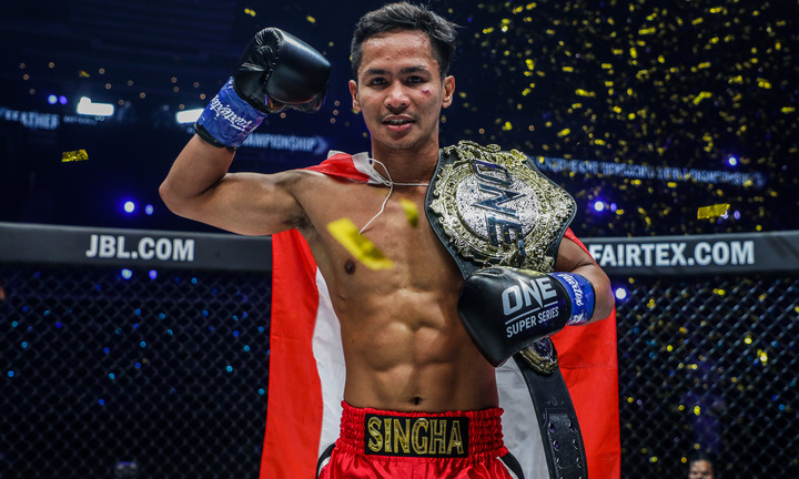 Video: Trầm trồ trước tuyệt chiêu cú đá ngàn cân của học trò 'thánh Muay'