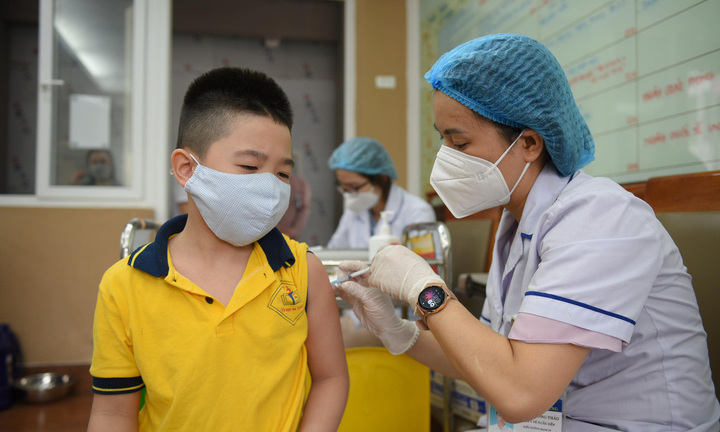 Vì sao nhiều phụ huynh vẫn ngần ngại cho con tiêm vaccine COVID-19?