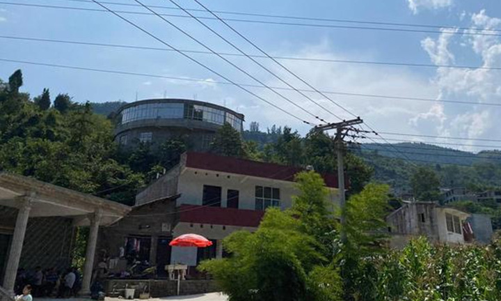 Dân mạng tức giận với ông bố 8 con có 2 ngôi nhà vẫn giả khổ xin tiền cứu trợ