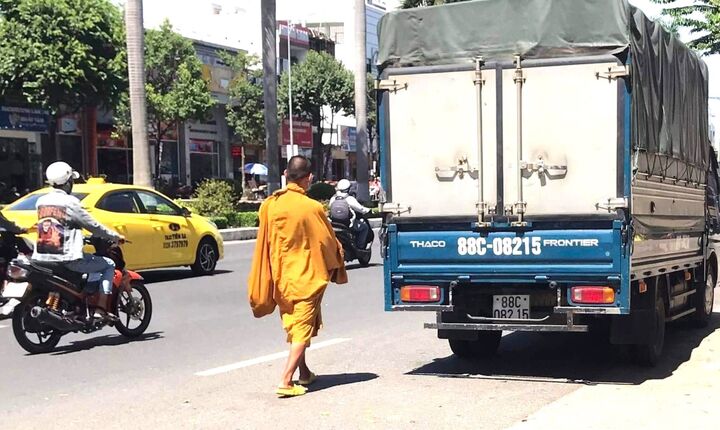 Lật tẩy thanh niên khoác áo thầy tu, giả sư khất thực kiếm hàng chục triệu đồng