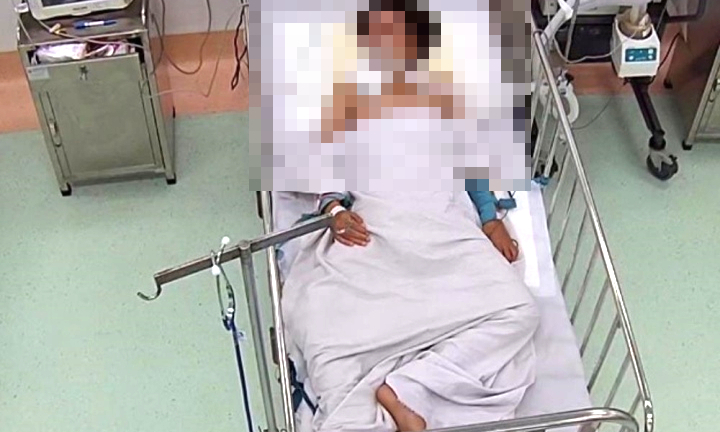 Bé trai bị rắn cạp nia cắn nguy kịch khi đang nằm ngủ dưới nền nhà